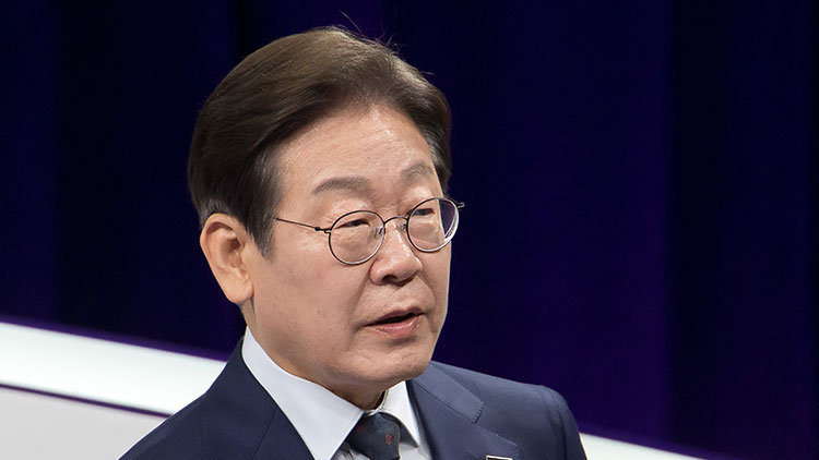 더불어민주당 대선 경선 주자인 이재명 후보가 18일 서울 마포구 상암동 MBC에서 첫 TV 토론회를 준비하고 있다. /국회사진기자단