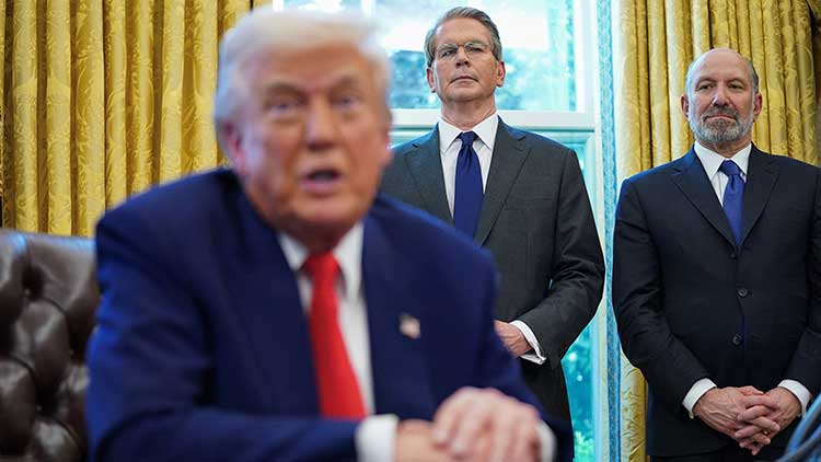 미국 상무부 장관 하워드 루트닉과 재무부 장관 스콧 베센트가 지난 2025년 4월 9일 미국 워싱턴 D.C. 백악관 타원형 사무실에서 도널드 트럼프 대통령이 행정명령과 선언문에 서명하는 모습을 지켜보고 있다. /REUTERS=연합뉴스