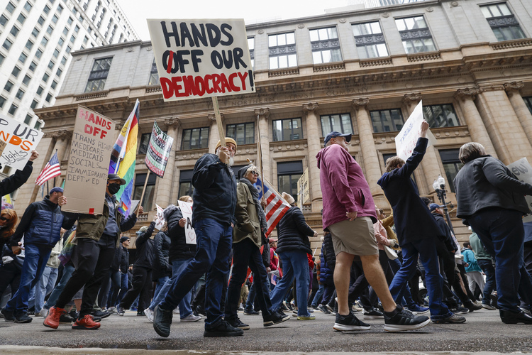 현지시간 19일 미국 시카고에서 열린 트럼프 반대시위./AFP