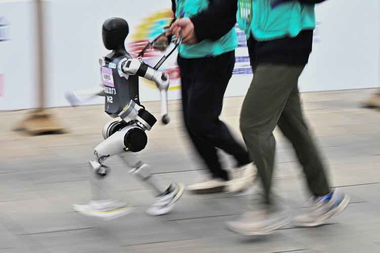 19일 베이징에서 열린 휴머노이드 로봇 마라톤에서 2위로 들어온 'N2'./AFP