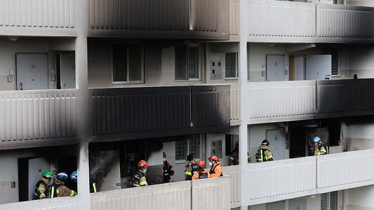 21일 서울 관악구 봉천동 한 아파트에서 화재가 발생, 진화 후 소방대원들이 화재 현장을 살펴보고 있다. /연합뉴스
