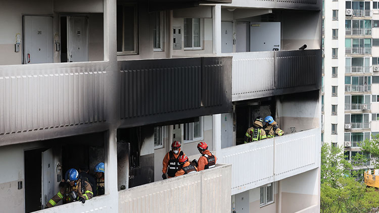 21일 서울 관악구 봉천동 한 아파트에서 화재가 발생, 진화 후 소방대원들이 화재 현장을 살펴보고 있다. /연합뉴스