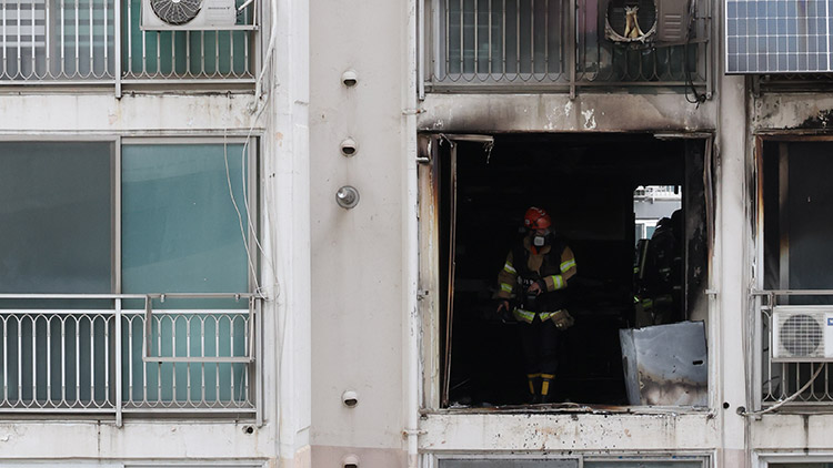 21일 서울 관악구 봉천동 한 아파트에서 화재가 발생, 소방대원들이 화재 현장을 살펴보고 있다. /연합뉴스