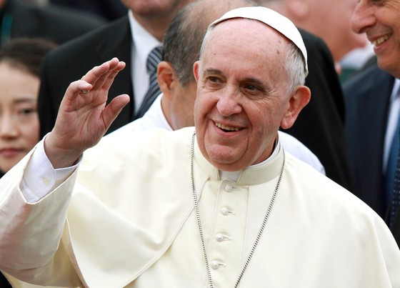 프란치스코 교황이 즉위 이듬해인 2014년 8월 14일 경기도 성남 서울공항에 도착한 뒤 영접나온 내빈들에게 손을 들어 인사하는 모습. /연합뉴스