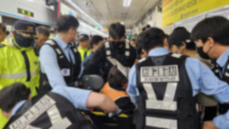 22일 오전 서울 혜화역 승강장에서 선전전을 벌이던 전국장애인차별철폐연대(전장연) 회원들이 서울교통공사 지하철보안관들에 의해 강제 퇴거당하고 있다. /연합뉴스
