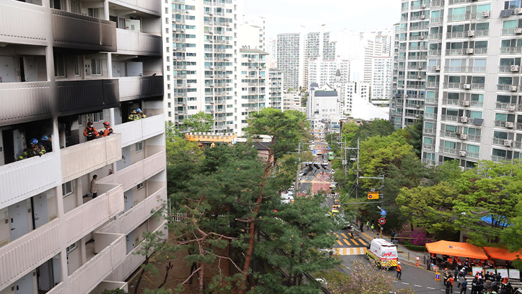 지난 21일 서울 관악구 봉천동 한 아파트에서 화재가 발생, 진화 후 소방대원과 경찰이 화재 현장을 살펴보고 있다. /연합뉴스