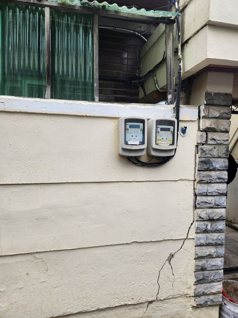 21일 오후 광주 지하철 공사 현장 인근의 주택 담벼락에 균열이 간 모습.