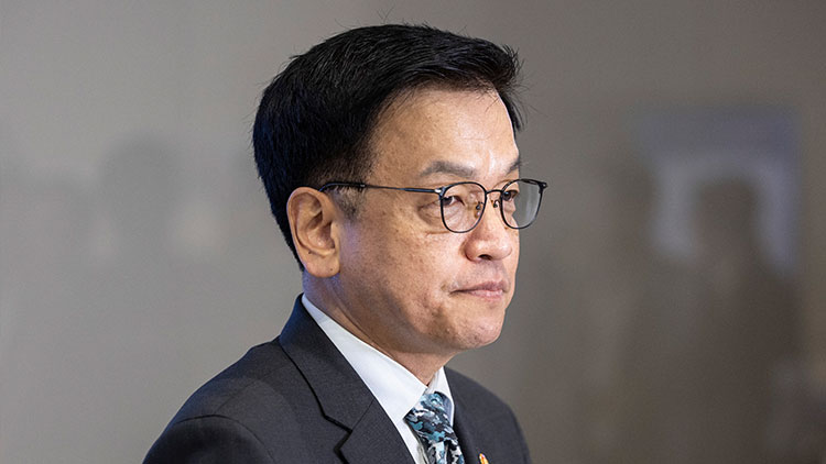 최상목 부총리 겸 기획재정부 장관이 미국 워싱턴 DC에서 열리는 '한미 2+2 통상 협의'와 '주요 20개국(G20) 재무장관회의'에 참석하기 위해 22일 인천공항 출국장에 도착한 뒤 인터뷰를 하고 있다. /연합뉴스