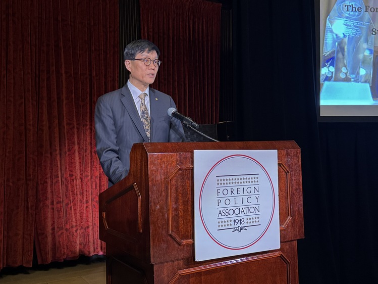 이창용 한국은행 총재가 21일(현지시간) 미국 뉴욕에서 열린 외교정책협회(FPA) 시상식에서 ‘FPA 메달‘을 수여받은뒤 수상소감을 발표하고 있다. /한국은행 제공