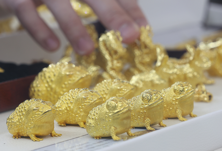 22일 서울 종로구 한국금거래소 본점에서 직원이 금 제품을 정리하고 있다. /연합뉴스