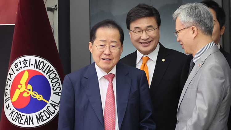 국민의힘 홍준표 대선 경선 후보가 22일 서울 용산구 대한의사협회에서 열린 간담회에 참석하고 있다. 왼쪽부터 홍 후보, 김대식 의원, 김택우 대한의사협회장. /연합뉴스
