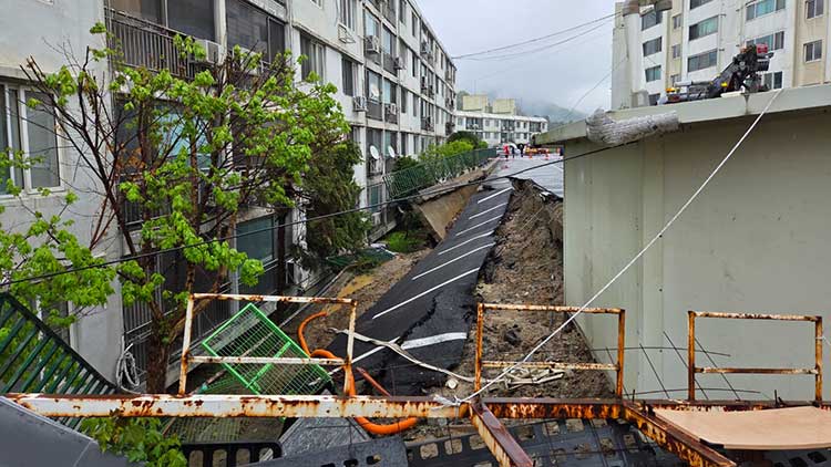 22일 오후 아파트 주차장 옹벽 붕괴 사고가 발생한 경기 남양주시 화도읍의 한 아파트 단지 주차장 모습 /연합뉴스 