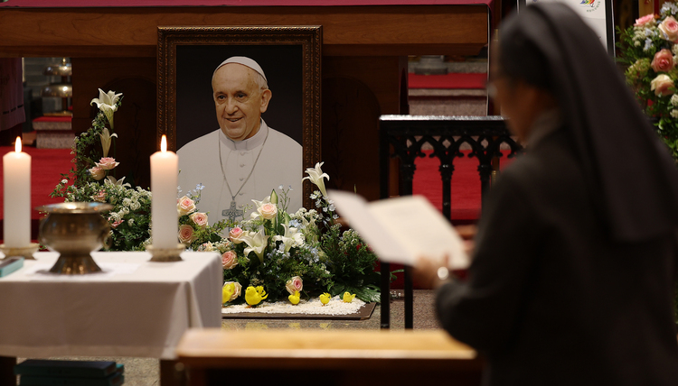 22일 프란치스코 교황의 분향소가 마련된 대구 중구 주교좌 계산대성당에서 수녀와 신자들이 위령기도를 하고 있다. /연합뉴스