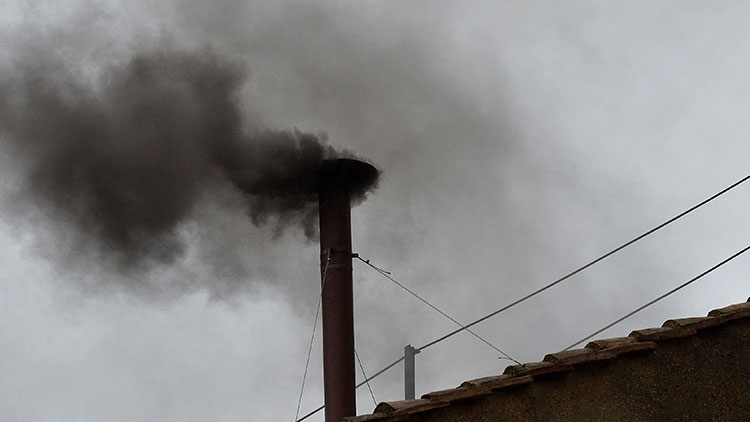 바티칸 시스티나 성당 지붕 굴뚝에서 검은 연기가 피어오르고 있는 모습 /AFP=연합뉴스