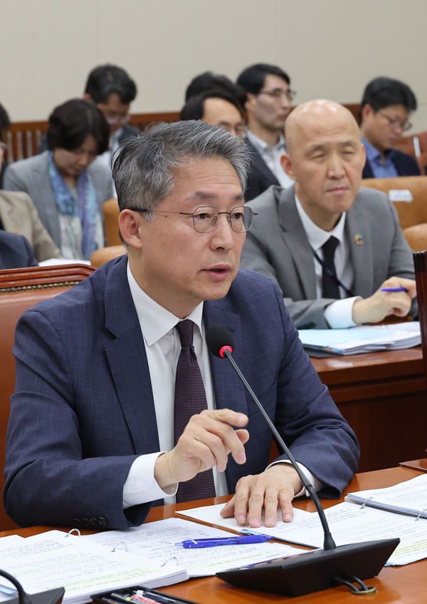 23일 서울 여의도 국회에서 열린 환경노동위원회 전체회의에서 김민석 고용노동부 장관 직무대행이 답변하고 있다. /연합뉴스