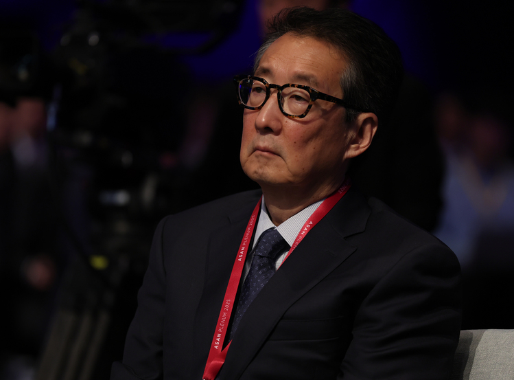 23일 서울 용산구 그랜드 하얏트 서울에서 아산정책연구원 주최로 열린 '아산플래넘 2025'에서 빅터 차 전략국제문제연구소(CSIS) 한국 석좌가 커트 캠벨 전 미국 국무부 부장관이 기조연설을 듣고 있다. /연합뉴스