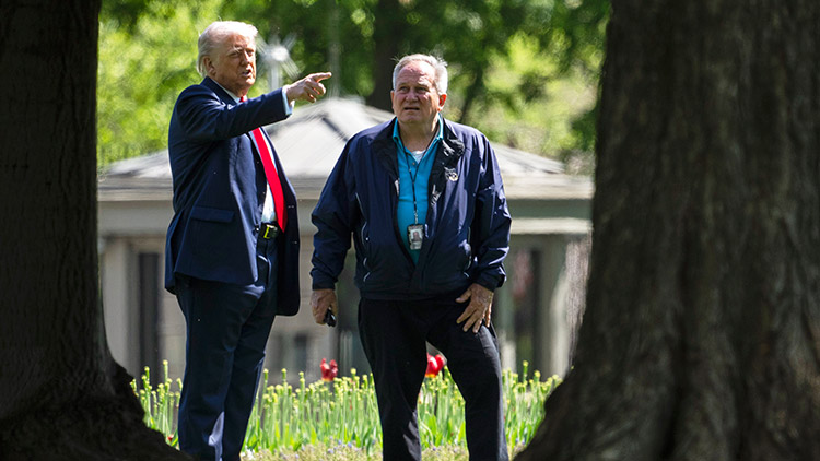 도널드 트럼프 대통령(왼쪽)이 백악관 잔디밭에 서서 백악관 관리 책임자(오른쪽)와 대화하고 있는 모습 /AP=연합뉴스