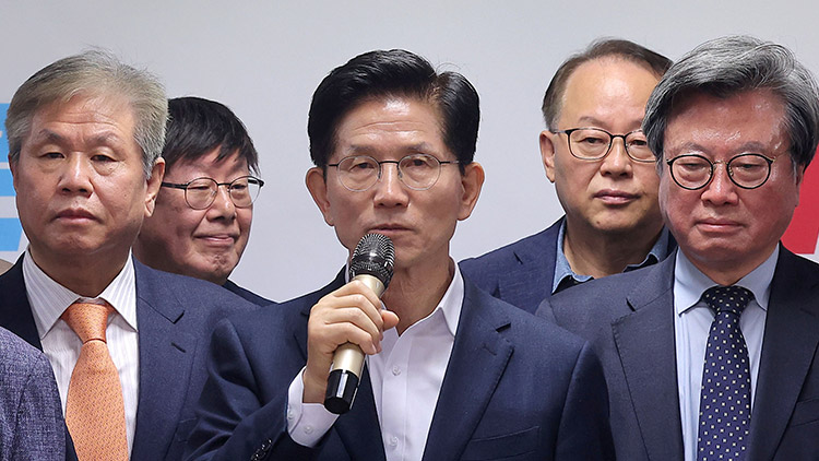 국민의힘 김문수 대선 경선 후보가 24일 서울 여의도 대하빌딩 캠프 사무실에서 열린 국가혁신위원회 출범식에서 발언하고 있다. /연합뉴스