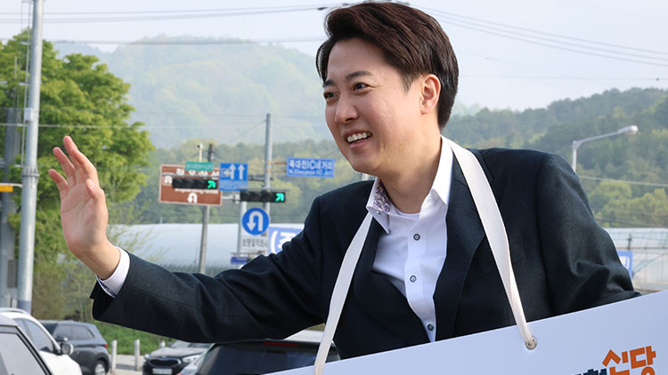 개혁신당 이준석 대선후보가 24일 오전 대전 유성구 북대전IC 네거리에서 출근길 인사를 하고 있다. /연합뉴스