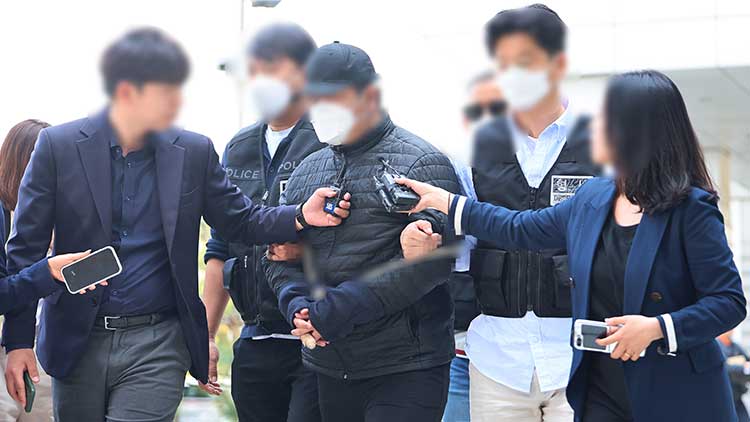 서울 미아동 마트에 흉기 난동을 부려 60대 손님을 숨지게 하고, 40대 종업원을 다치게 한 A씨가 24일 구속 전 피의자심문(영장실질심사)을 위해 서울 도봉구 서울북부지법으로 출석하고 있다. /연합뉴스 