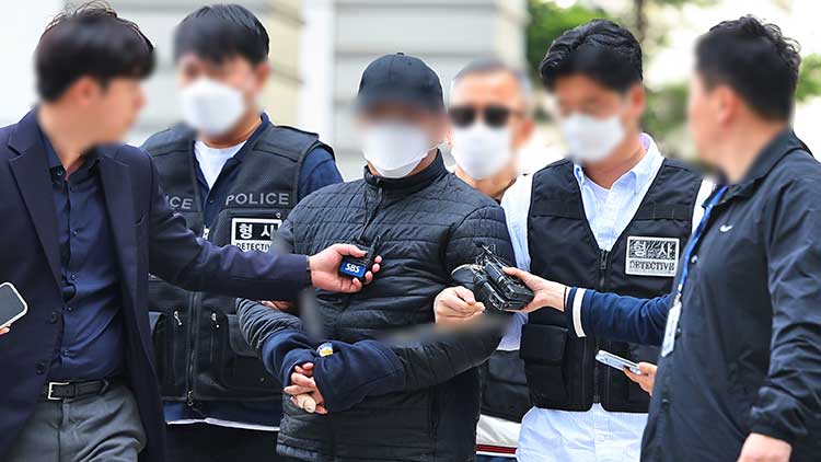 서울 미아동 마트에 흉기 난동을 부려 60대 손님을 숨지게 하고, 40대 종업원을 다치게 한 A씨가 24일 구속 전 피의자심문(영장실질심사)을 위해 서울 도봉구 서울북부지법으로 출석하고 있다. /연합뉴스 