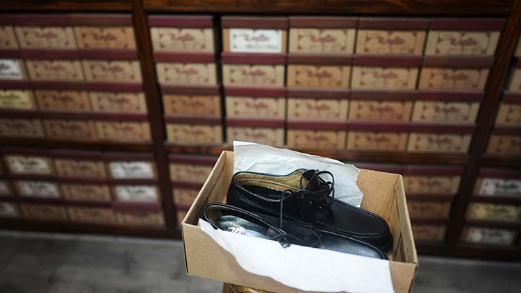 선종한 프란치스코 교황이 평소 신었던 단화 /AP=연합뉴스