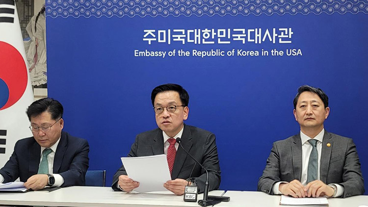 최상목 부총리 겸 기획재정부 장관(가운데)과 안덕근 산업통상자원부 장관(오른쪽)이 24일(현지시간) 미국 워싱턴DC 주미대사관에서 한미 2+2 통상협의 결과를 브리핑하고 있다. /연합뉴스