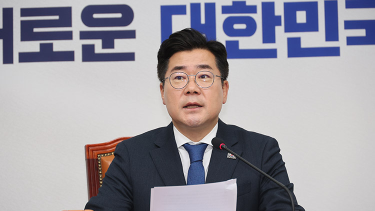 더불어민주당 박찬대 당대표 직무대행 겸 원내대표가 25일 서울 여의도 국회에서 열린 최고위원회의에서 발언하고 있다. /연합뉴스