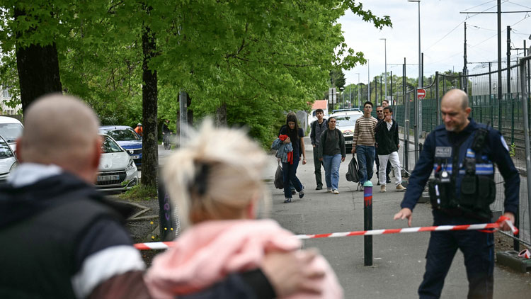 24일(현지시간) 흉기 공격이 발생한 프랑스 서부 낭트의 한 사립 고등학교 인근에서 경찰이 폴리스라인을 치고 있다. /AFP
