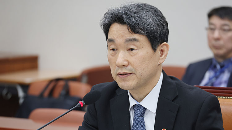 25일 서울 여의도 국회에서 열린 교육위원회 전체회의에서 이주호 부총리 겸 교육부 장관이 의원 질의에 답변하고 있다. /연합뉴스