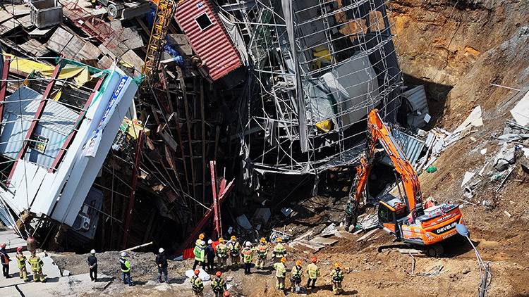 지난 11일 경기도 광명시 신안산선 복선전철 제5-2공구 지하터널 공사 현장과 상부 도로가 함께 붕괴하는 사고가 났다. /연합뉴스