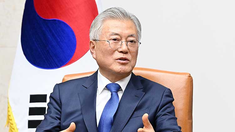  4·27 판문점선언 7주년 기념식 참석차 국회를 방문한 문재인 전 대통령이 25일 서울 여의도 국회에서 우원식 국회의장과 면담을 하고 있다. /연합뉴스 