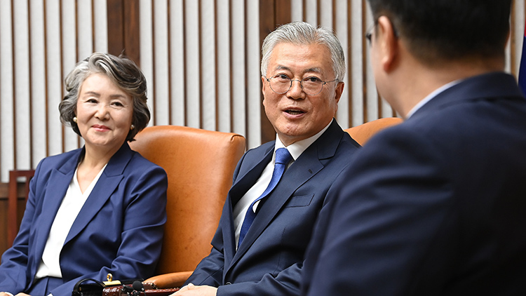 4·27 판문점선언 7주년 기념식 참석차 국회를 방문한 문재인 전 대통령이 25일 서울 여의도 국회에서 우원식 국회의장과 면담을 하고 있다. 왼쪽은 김정숙 여사./연합뉴스