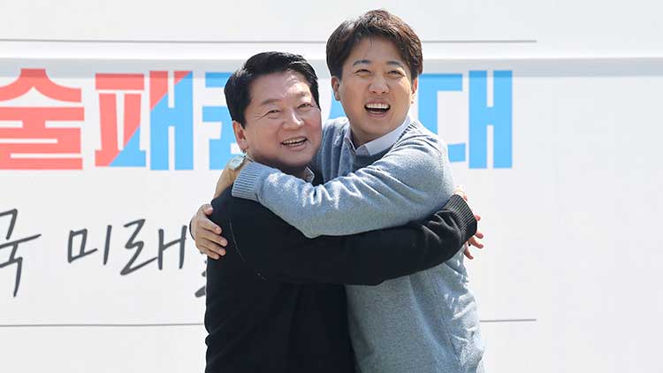국민의힘 안철수 대선 경선 후보와 개혁신당 이준석 대선 후보가 25일 경기도 성남시 판교역 앞 광장에서 열린 인공지능(AI) 관련 '미래를 여는 단비토크'에서 만나 포옹하고 있다. /연합뉴스 