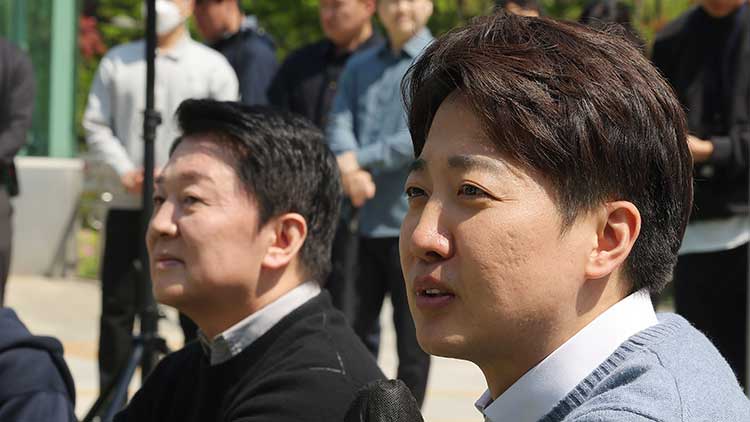 개혁신당 이준석 대선 후보가 25일 경기도 성남시 판교역 앞 광장에서 국민의힘 안철수 대선 경선 후보와 함께 주최한 인공지능(AI) 관련 '미래를 여는 단비토크'에서 발언하고 있다. /연합뉴스 