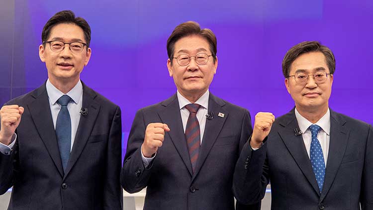 25일 서울 중구 TV조선 스튜디오에서 열린 더불어민주당 경선 마지막 TV토론회에서 후보들이 기념 촬영을 하고 있다. 왼쪽부터 김경수, 이재명, 김동연 후보. /연합뉴스