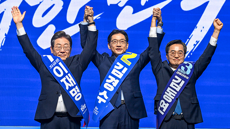 이재명(왼쪽부터), 김경수, 김동연 더불어민주당 대선 경선 후보가 26일 광주 서구 김대중컨벤션센터에서 열린 '제21대 대통령선거 후보자 선출을 위한 호남권 합동연설회'에서 함께 손을 들어 인사하고 있다. /공동취재