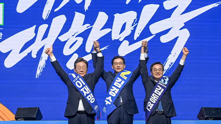 이재명(왼쪽부터), 김경수, 김동연 더불어민주당 대선 경선 후보가 26일 광주 서구 김대중컨벤션센터에서 열린 '제21대 대통령선거 후보자 선출을 위한 호남권 합동연설회'에서 함께 손을 들어 인사하고 있다. /공동취재