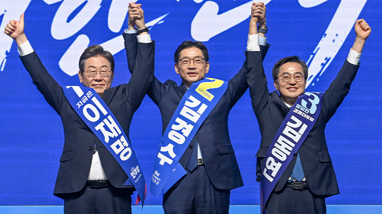 이재명(왼쪽부터), 김경수, 김동연 더불어민주당 대선 경선 후보가 26일 광주 서구 김대중컨벤션센터에서 열린 '제21대 대통령선거 후보자 선출을 위한 호남권 합동연설회'에서 함께 손을 들어 인사하고 있다.  /공동취재