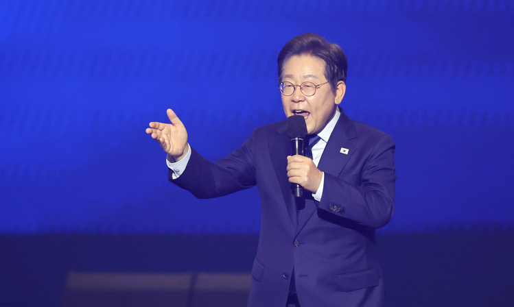 더불어민주당 대선 후보로 선출된 이재명 후보가 27일 경기 고양시 킨텍스에서 열린 '제21대 대통령선거 후보자 선출을 위한 수도권·강원·제주 경선 및 최종 후보자 선출 대회'에서 수락 연설을 하고 있다. /연합뉴스