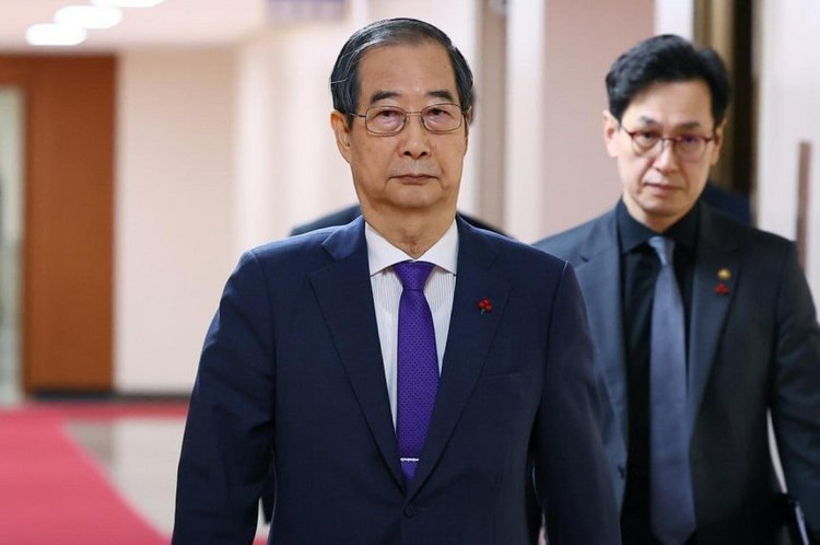 한덕수 대통령 권한대행이 손영택 총리 비서실장(오른쪽)과 국무회의 참석을 위해 청사로 들어가고 있다.(2024.12.17) /대통령실 사진기자단 