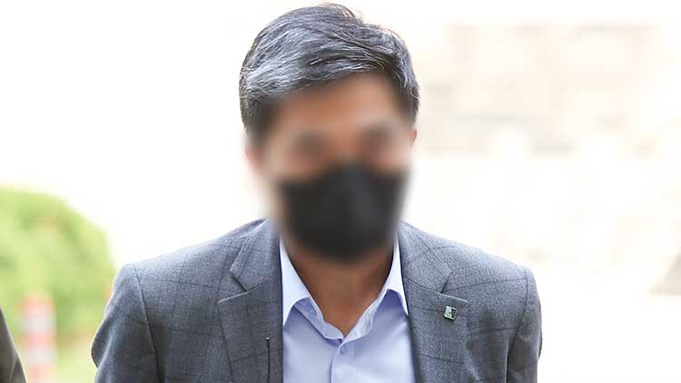 검찰이 800억원대 부당대출 의혹을 받는 IBK기업은행 전·현직 직원에 대해 구속영장을 청구했다. 28일 서울 서초구 서울중앙지방법원에서 기업은행 현직 직원 A씨(가운데)가 구속 전 피의자 심문(영장실질심사)을 위해 출석하고 있다. /연합뉴스 