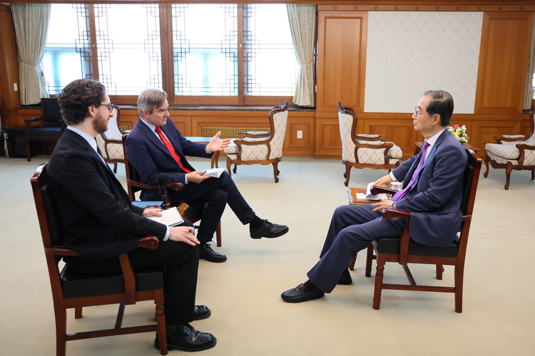 한덕수 대통령 권한대행 국무총리가 지난 22일 영국 시사주간지 ‘더 이코노미스트’와 인터뷰를 하고 있다. (총리실 제공)