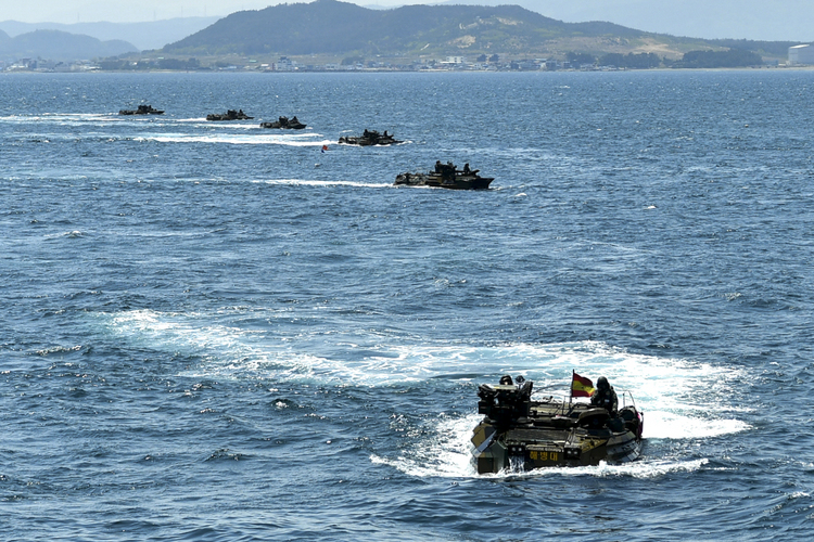 지난 26일 해군 해병대 합동상륙훈련 예행연습 간 참가 중인 상륙돌격장갑차(KAAV)가 해상돌격을 실시하고 있다. / 해군·해병대 제공