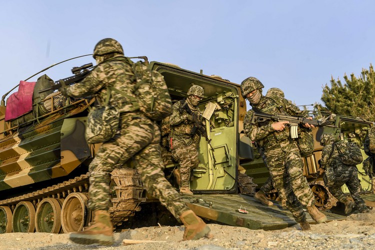 지난 26일 해군 해병대 합동상륙훈련 예행연습 간 참가 중인 상륙군이 하차전투를 하고 있다.