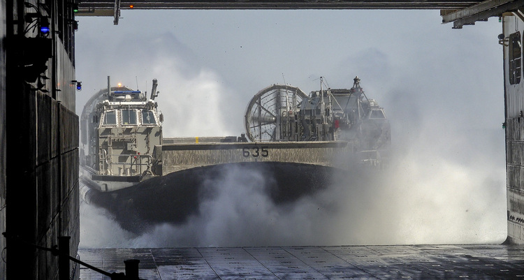 지난 26일 해군 해병대 합동상륙훈련 예행연습 간 참가 중인 해군 고속상륙정(LSF)이 대형수송함 마라도함(LPH)에서 해상돌격을 준비하기 위해 훈련을 하고 있다.