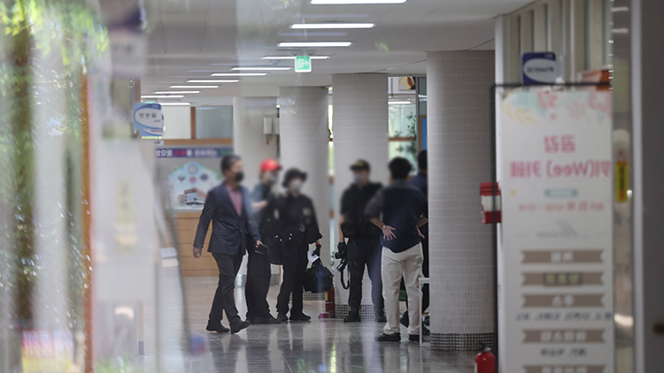 28일 학생 흉기 난동이 발생한 청주의 한 고등학교에서 경찰 등이 사고 상황을 파악하고 있다. /연합뉴스