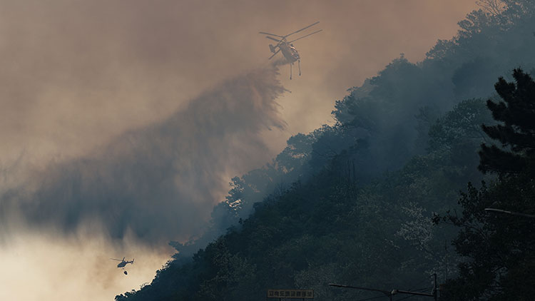 28일 대구 북구 노곡동 함지산에서 발생한 산불이 확산하는 가운데 헬기가 산불을 끄고 있다. /연합뉴스