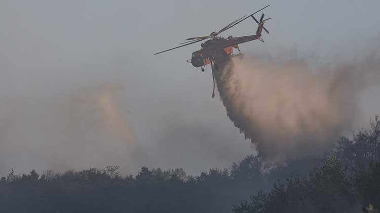 대구 대형 산불 발생 이틀째인 29일 오전 대구 북구 산불 현장에서 헬기가 물을 투하하고 있다. /연합뉴스 