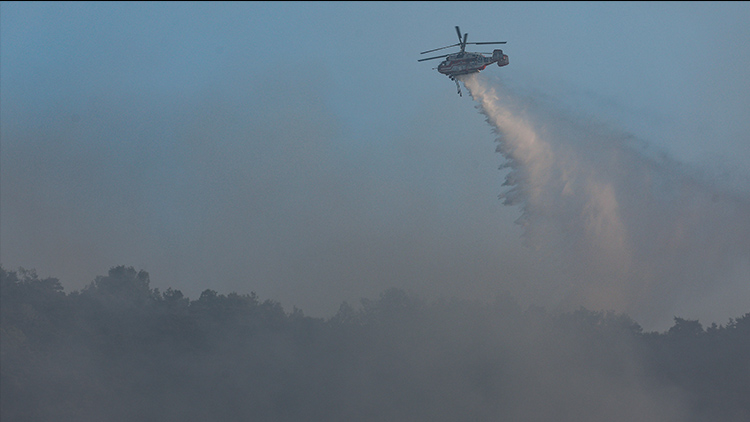 대구 대형 산불 발생 이틀째인 29일 오전 대구 북구 산불 현장에서 헬기가 물을 투하하고 있다. /연합뉴스